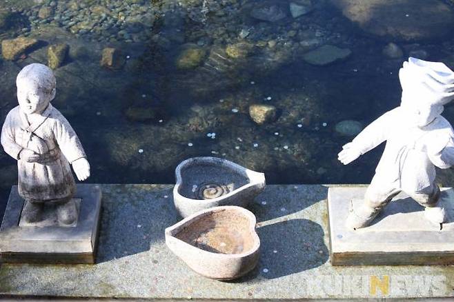 강원 태백시 황지연못의 동전 소원빌기