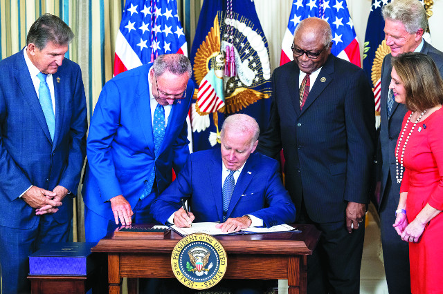 조 바이든 미국 대통령이 16일(현지시간) 백악관에서 인플레이션 감축법에 서명하고 있다. 하지만 법안에 미국산 전기차에만 혜택을 주는 내용이 포함돼 한국 기업들에 비상이 걸렸다. EPA연합뉴스