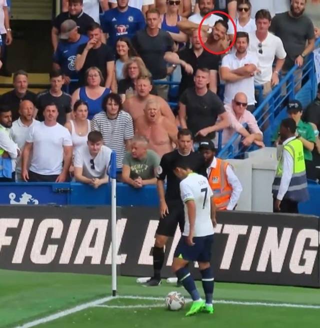 한 남성이 눈을 찢으며 손흥민에게 인종차별을 하고 있다. 인터넷 커뮤니티 캡처