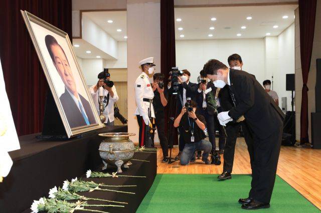 김진표 국회의장이 18일 오전 서울 동작구 국립서울현충원 현충관에서 열린 김대중 전 대통령 서거 13주기 추도식에서 헌화하고 있다. 국회사진기자단