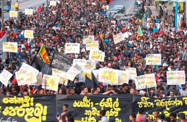 스리랑카 콜롬보에서 시위에 참가한 심과 학생들이 지난달 초 거리에서 반정부 구호를 외치며 시위를 하고 있다.