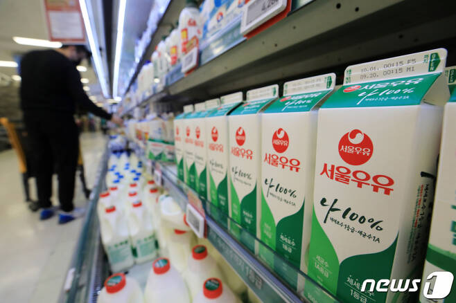지난해 서울의 한 대형마트를 찾은 시민들이 우유를 고르고 있다./사진=뉴스1