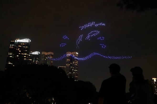 그린피스 주최 '기후위기 해결사 바다를 지키는 해양보호 드론쇼'가 진행된 18일 오후 서울숲공원에서 드론 400여대가 날아오르며 파도와 물고기를 형상화 하고 있다. /사진=뉴시스