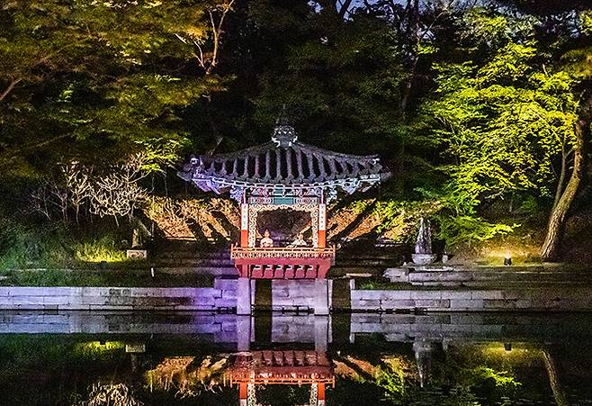 창덕궁 경내 ‘불로문’과 ‘애련지’의 야간 전경. 한국문화재재단 제공