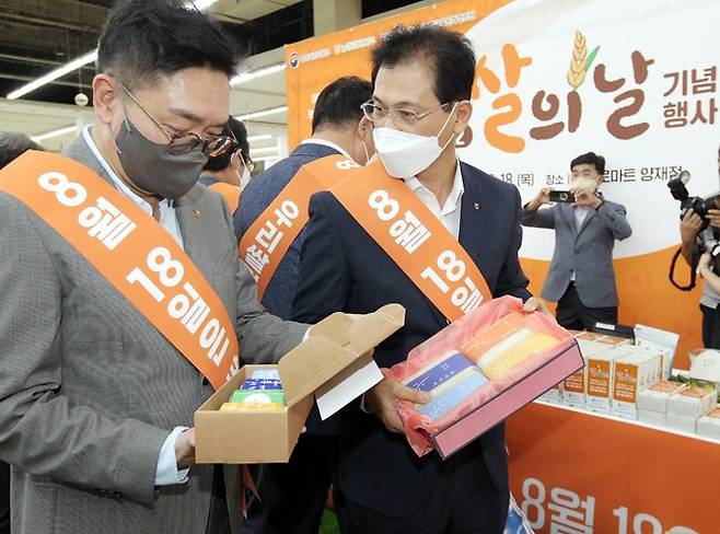 18일 서울 서초구 농협 하나로마트 양재점에서 열린 '2022년 제8회 쌀의 날 기념행사'에서 이천일 농협경제지주 품목지원본부장(왼쪽)나병만 농협양곡 대표(오른쪽)가 쌀 테마 전시관을 순람하고 있다.