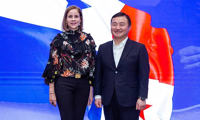 16일(현지시간) 파나마 수도 파나마시티에서 열린 ‘삼성 이노베이션 캠퍼스’ 론칭 행사에서 노태문 삼성전자 MX사업부장(사장·오른쪽)이 파나마 영부인 야즈민 콜론 데 코르티소와 만나고 있다. 삼성전자 제공