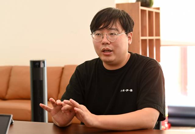 박찬용 아이헤이트플라잉버그스 대표가 서울경제와의 인터뷰에서 ‘학습 관리’의 중요성을 강조하고 있다. 권욱 기자