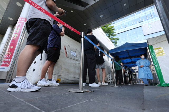 코로나19 재유행이 지속되고 있는 가운데 18일 오전 서울 용산구보건소 선별진료소에서 피검자들이 줄을 서 있다. 연합뉴스