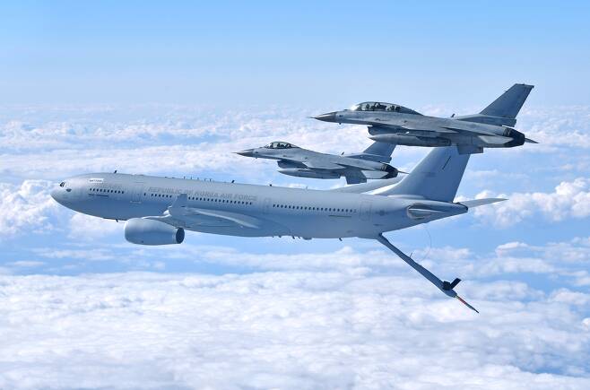 공중급유 훈련하는 KC-330과 KF-16 (서울=연합뉴스) 공군 KF-16 2대와 KC-330 다목적 공중급유수송기 1대가 피치블랙 훈련 전개에 대비해 사전 공중급유 훈련을 실시하고 있다. 2022.8.18 [공군 제공. 재판매 및 DB 금지]