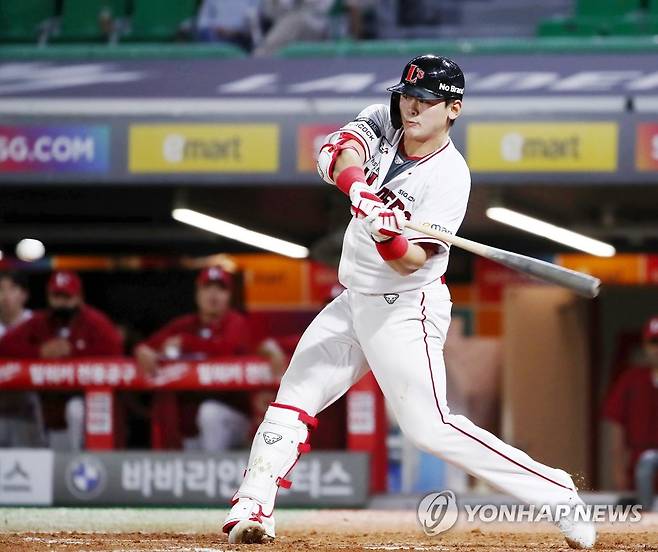 전의산 '역전 희생플라이' (인천=연합뉴스) 김상연 기자 = 11일 인천 SSG 랜더스필드에서 열린 프로야구 SSG 랜더스와 kt wiz의 경기. 7회말 SSG 공격 1사 2·3루 상황에서 전의산이 3-2로 역전하는 1타점 희생플라이를 치고 있다. 2022.8.11 goodluck@yna.co.kr