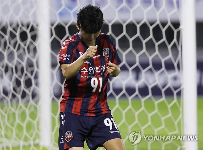 내가 바로 지소연 (수원=연합뉴스) 홍기원 기자 = 18일 경기도 수원종합운동장에서 열린 WK리그 수원FC 위민과 보은 상무의 경기. 골을 넣은 수원FC 위민 지소연이 기뻐하고 있다. 2022.8.18 xanadu@yna.co.kr