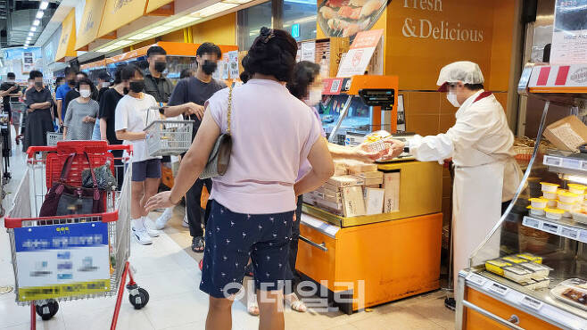 17일 오후 서울 마포구 홈플러스 합정점 델리 조리식품 코너에서 소비자들이 줄을 서서 1마리 6990원짜리 ‘당당치킨’을 구매하고 있다. (사진=김범준 기자)