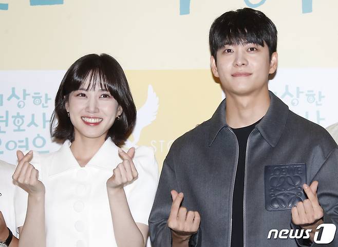 배우 박은빈과 강태오(오른쪽)가 18일 오후 서울 용산구 용산CGV에서 진행된 ENA채널 수목드라마 ‘이상한 변호사 우영우’ 마지막회 시청자 단체관람 이벤트 전 하트로 인사를 전하고 있다. '이상한 변호사 우영우'는 천재적인 두뇌와 자폐스펙트럼이 동시에 있는 신입 변호사 우영우(박은빈 분)의 대형 로펌 생존기를 그린 작품이다. 2022.8.18/뉴스1 ⓒ News1 권현진 기자