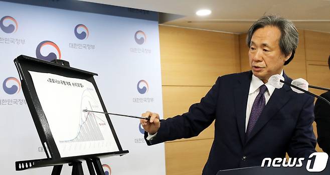 정기석 국가감염병 위기대응 자문위원장이 19일 오전 서울 종로구 정부서울청사에서 코로나19 대응 현황 브리핑을 하고 있다. 2022.8.19/뉴스1 ⓒ News1 박지혜 기자