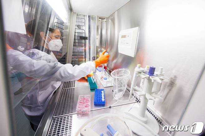 독일 뮌헨 인근 한 제약회사에서 24일(현지시간)덴마크 제약회사 바바리안 노르딕의 천연두 백신을 기반으로 원숭이두창 백신을 개발하고 있다. ⓒ 로이터=뉴스1 ⓒ News1 원태성 기자