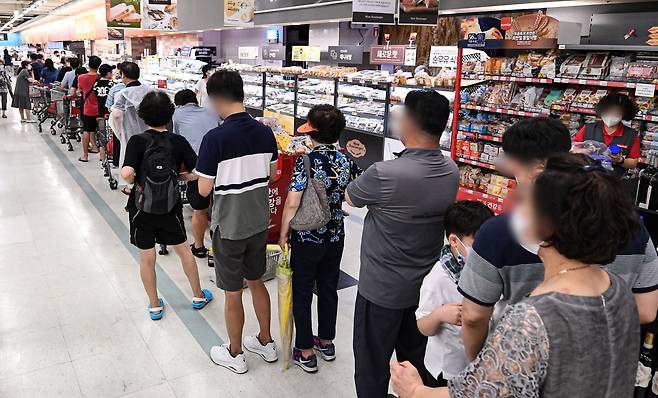 지난 8일 서울 홈플러스 영등포점에서 가성비 치킨을 구입하기 위해 소비자들이 줄을 서고 있다. /뉴스1