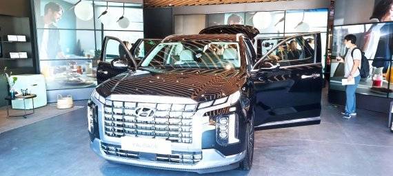 중국 베이징의 명동으로 불리는 왕푸징 상권 동방신천지에 오픈한 현대차의 첫 시티 스토어 ‘현대회·베이징’(现代荟·北京) 내부 모습. 사진=정지우 특파원