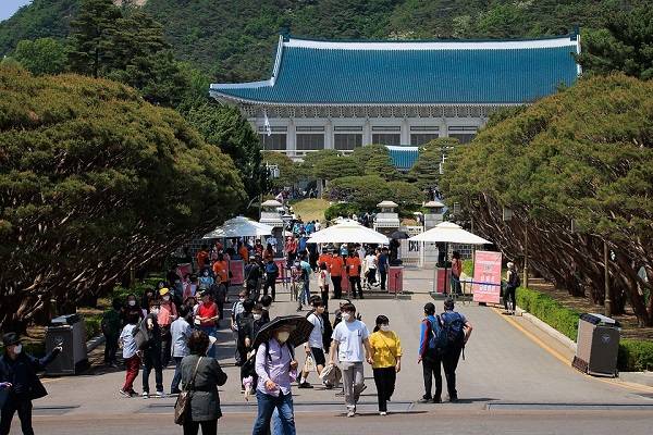 지난 5월 12일 서울 종로구 청와대에서 열린 ‘청와대, 국민품으로’ 개방행사에 참석한 시민들이 시설을 둘러보고 있다. (사진=문화체육관광부 국민소통실)