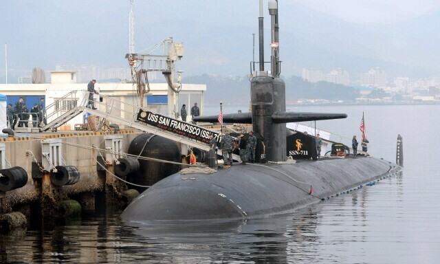 미국 해군 11전대 소속인 6900t급 핵잠수함인 ‘샌프란시스코함’(SSN-711)이 진해항에 정박해 있다. 진해/사진공동취재단