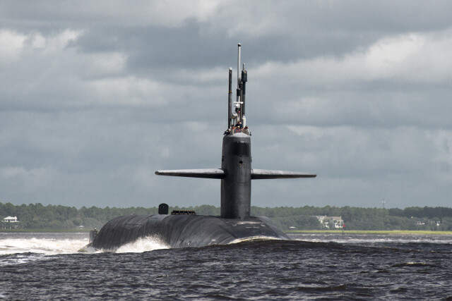 잠수함발사탄도미사일을 탑재한 미국의 대표적인 전략핵잠수함인 오하이오급 플로리다호가 2013년 7월3일 조지아주 킹스베이 해군잠수함 기지에서 출항하고 있다. 미 해군 제공