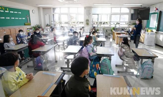 전국 유치원·초·중·고등학교가 개학한 지난 3월 서울 노원구 태랑초등학교에서 학생들이 교실에서 수업을 듣고 있다.   사진=임형택 기자