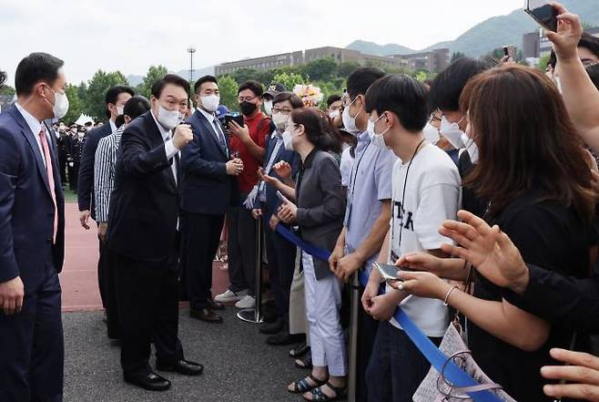 윤석열 대통령이 19일 충북 충주시 중앙경찰학교에서 열린 310기 졸업식이 끝난 뒤 졸업생 가족들과 인사하고 있다.