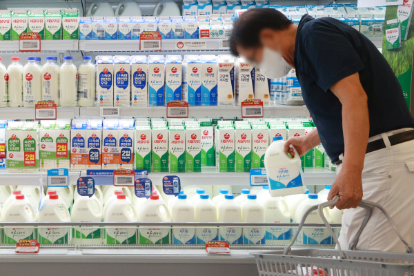 지난 18일 서울 시내 한 대형마트에서 시민이 우유를 구매하고 있다. [사진 출처 = 연합뉴스]