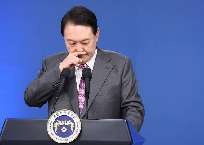 윤석열 대통령이 17일 서울 용산 대통령실 청사에서 열린 취임 100일 기자회견 '대통령에게 듣는다'에서 취재진의 질문을 받는 모습ⓒ연합뉴스