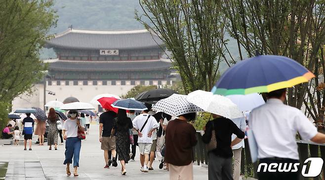 비가 내리는 19일 오후 서울 광화문광장에서 우산 쓴 시민들이 발걸음을 재촉하고 있다. 2022.8.19/뉴스1 ⓒ News1 박지혜 기자