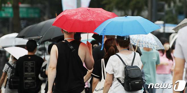 비가 내리는 19일 오후 서울 광화문광장에서 우산 쓴 시민들이 발걸음을 재촉하고 있다. 2022.8.19/뉴스1 ⓒ News1 박지혜 기자