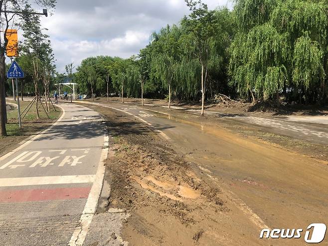 20일 오전 서울 서초구 세빛섬 자전거 도로가 진흙에 완전히 뒤덮여있다. 서울시 한강사업본부는 복구완료시까지 당분간 자전거도로 이용을 자제해달라고 밝혔다. 2022.8.20/뉴스1