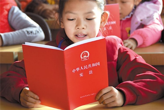 <중화인민공화국 헌법을 읽는 중국의 한 어린이. 사진/ 중국인터넷>