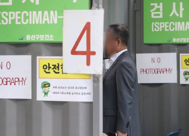 신규 확진자 수가 17만8,574명으로 집계된 18일 서울 용산구 코로나19 용산구보건소 선별검사소에서 시민들이 코로나19 검사를 받고 있다. ⓒ데일리안 김민호 기자