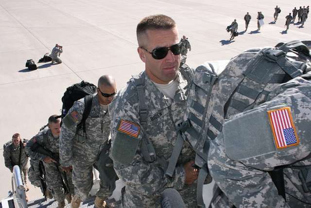 2008년 이라크 바그다드로 파병을 가기 위해 비행기에 오르는 바이든 대통령의 아들 보 바이든. Defense Visual Information Distribution Service