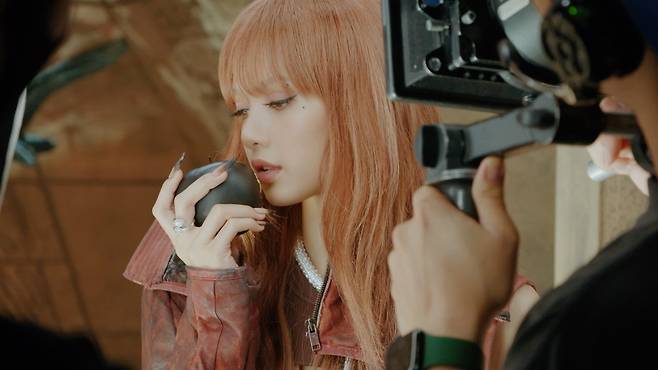 Black Pinks Regular 2nd album Pink Venom Music Video Making Film was released on the 20th.Unlike the appearance of the deadly aura in Music Video, Black Pink led the scene in a bright and pleasant atmosphere.Especially, Jenny Kim and Lisa, who poured out the rap of the old school hip-hop vibe on the boom beat, laughed at the fans with the lovely side outside the screen.The same goes for Rose with an electric guitar, and for JiSoo, who is divided into a Fascination vampire, who showed off his free-spirited swag and admired him as a perfect sword dancer.It was also known that Lisa was one of the questionable figures who surrounded the black cloth in JiSoos Geomungo performance scene.After finishing the scene, he took off his goggles that covered his face and laughed at the camera, adding to the fun of watching the fans.Pink Venom Music Video is receiving the hot response of global fans as it boasts a spectacular visual beauty with the highest production cost ever of YG.The unique beauty of Korea, such as the geomungo and the sundial, as well as the unlimited concept digestion power of BlackPink in various sets, and the powerful performance made it impossible to keep an eye on the viewer.The United States of America New York Times praised the Pink Venom Music Video as another new wind blew in the music of those who were no longer considered new.In addition, the New York Times added, Black Pink has proven that the aesthetics of Maximalism, which was talked about in philosophy, exist in art.Pink Venom Music Video surpassed 80 million views in 21 hours after it was released on YouTube at 1 p.m. on the 19th (Korea time), and it became the number one video in 24 hours early.It is also noteworthy that this trend will break the shortest record of 100 million views of Music Video of K-pop girl group (How You Like That 32 hours).Pink Venom soundtrack is also strong; the song topped the iTunes Songs charts in 69 countries in total on its first day of release, capturing the Worldwide charts at once.The nations major soundtrack charts are number one in the Bucks, Vibe and Genie.In the Muskelon Top 100, which has been changed to a 24-hour usage and a real-time user sum total, it is climbing to the top of the charts and is rising its rankings.iMBC Photos Offered: YG Entertainment