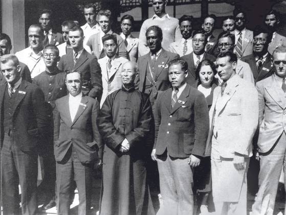 만주국은 미국과 체육 교류가 활발했다. 1934년 9월 만주국 체육연맹 초청으로 신징을 방문한 미국육상대표단과 함께한 만주국 총리 정샤오쉬(앞줄 왼쪽 셋째). [사진 김명호]