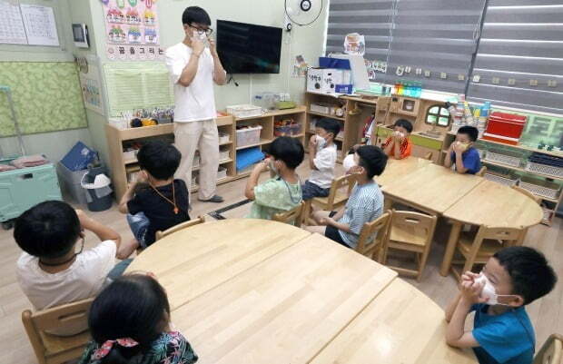 한 어린이집에서 마스크 착용 교육이 이뤄지는 모습. 기사 내용과 직접적인 연관 없음. 사진=뉴스1