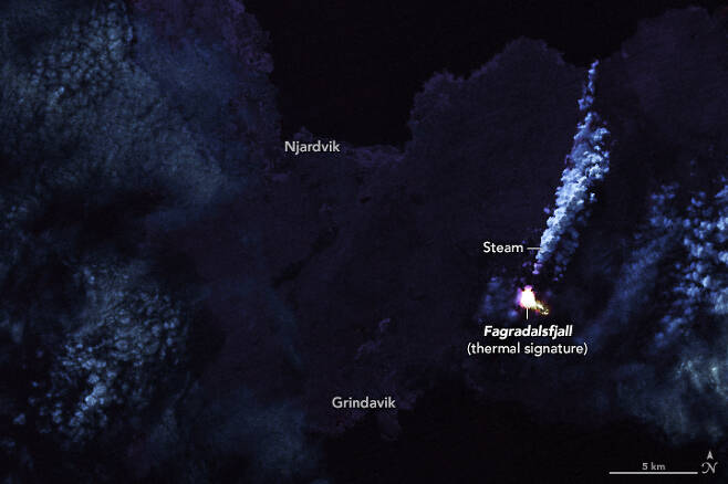지난 7일 밤 위성 촬영. 열적외선으로 본 화산 분화와 용암 흐름. 사진=NASA