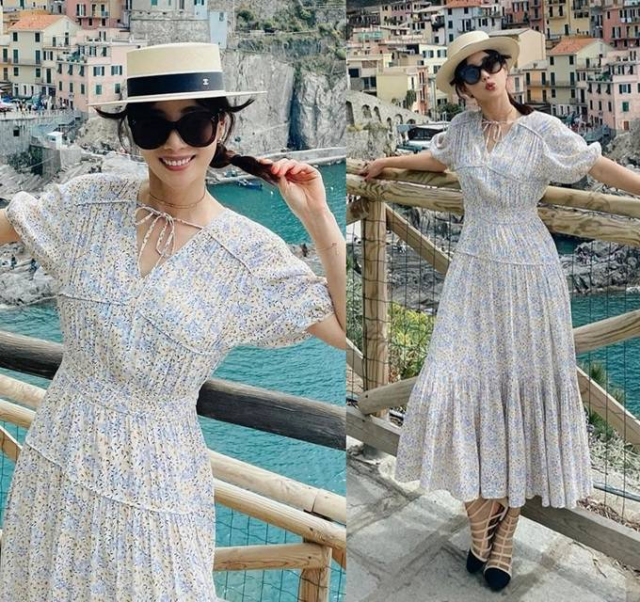 배우 기은세씨가 이태리 친퀘테레 여행에서 플로럴 원피스를 입고 포즈를 취하고 있다. /사진제공=기은세씨 인스타그램