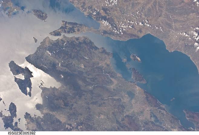 우주에서 본 다르다넬스해협 2010년 3월 19일 국제우주정거장(ISS)에서 촬영한 이 사진의 위쪽에 갈리폴리반도, 그 아래쪽에 다르다넬스해협이 보인다. 가장 좁은 곳의 폭은 1천200ｍ다. 오른쪽이 마르마라해, 왼쪽이 에게해다. [미국항공우주국(NASA) 제공·재판매 및 DB 금지]