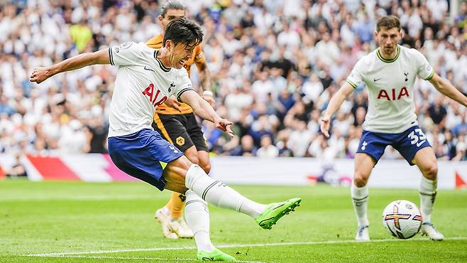 토트넘 공격수 손흥민이 20일 울버햄프턴전에서 슈팅을 시도하고 있다. AP=연합뉴스
