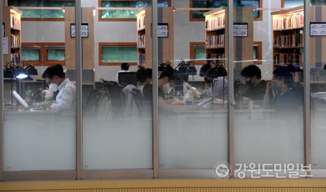 ▲ 강원 춘천시립도서관 열람실을 이용하는 시민들이 마스크를 착용하고 있다. 김정호