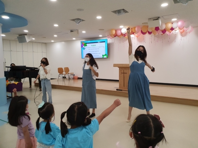 조이(맨 오른쪽)과 알리사(가운데)가 인천 주안장로교회(주승중 목사)에서 지난달 주일 4세~5세 아이들을 대상으로 영어예배를 드리고 있다. 주안장로교회 제공