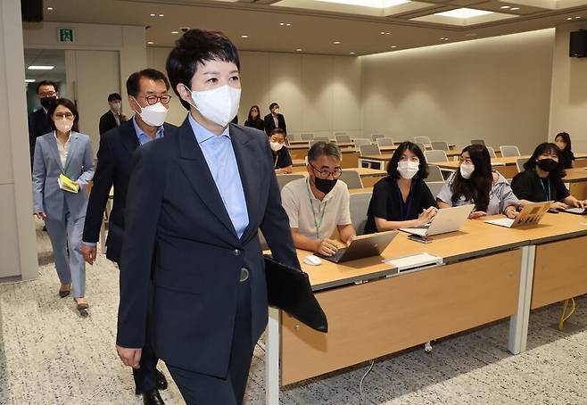 ▲김은혜 대통령 비서실 신임 홍보수석 내정자가 21일 서울 용산 대통령실 청사에서 열린 김대기 비서실장의 브리핑에 참석하러 입장하고 있다. ⓒ연합뉴스