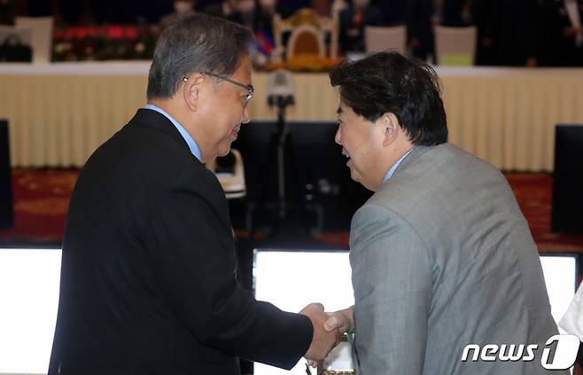 (프놈펜=뉴스1) 김명섭 기자 = 박진 외교부 장관이 5일 오전(현지시간) 캄보디아 프놈펜 소카호텔에서 열린 동아시아정상회의(EAS) 외교장관회의에서 하야시 요시마사 일본 외무상과 악수를 하고 있다. EAS 외교장관회의엔 우리나라와 미국·중국·일본·러시아·인도·호주·뉴질랜드 및 아세안 10개국 장관들이 참석한다. 2005년 시작된 EAS에선 역내 전략·정치적 현안을 주로 협의한다.2022.8.5/뉴스1 Copyright (C) 뉴스1. All rights reserved. 무단 전재 및 재배포 금지.