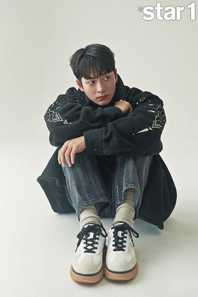 National Suppression Actor Kang Tae-oh decorated the September issue of At Style.In this picture, Kang Tae-oh showed a warm and manly visual and showed off the aspect of Picture Artisan.Kang Tae-oh, who plays Lee Joon-ho in ENA Drama Weird Lawyer Woo Young-woo and enjoys the best day in his debut nine years.In an interview with the photo shoot, Kang Tae-oh asked the synchro rate of Lee Joon-ho in the actual himself and his work, The actual personality and Junho are more different.I think I was worried that I would feel it. I did a lot of research and tried to dry it as much as possible. The Republic of Korea is falling into Kang Tae-oh, and the craze to see the previous work is blowing.Dance videos have been forced to be summoned since the early days of his debut, Vietnam Prince, and Simkung Myeongscene collections and parody videos are spreading at a rapid pace.When asked if he would like to find a comment or reaction, Kang Tae-oh said, I do not look directly.I was careful that it would affect me when I played because I thought I would get a lot of hurt if I saw Flaming.I do not want to find comments or reactions. Kang Tae-oh, known as Good Body Actor since his early debut, said he refrained from managing his body when he was working on his work.Kang Tae-oh said, I am getting bigger and I try to refrain from exercising during my work.If you exercise a little, your muscles will stick well and your shoulders will thicken your mitral muscles and neck. If you grow your neck muscles too much, you will not be beautiful on TV. Kang Tae-oh has a brief military Bai Qi to fulfill his defense duties after this Drama; he said: There is no worry.Seo In-guk and Lee Soo-hyuk, who went to the first place, advised me not to worry.I will go back to my more grown appearance as a man, he said.