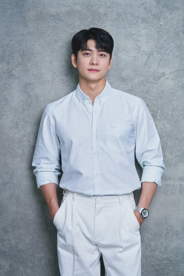 Actor Kang Tae-oh, who played the role of Lee Joon-ho, a member of the legal firm Hanbadas Songmu team, with melodrama eyes, smiles and affection, in the ENA tree drama Extraordinary Attorney Woo (hereinafter referred to as Wooyoungwoo), Im sorry, he said.Wooyoungwoo is a work that contains a large law firm survival period in which Wooyoungwoo (Park Eun-bin), who has a genius brain and autism spectrum at the same time, solves various cases and grows into a true lawyer.Director Yoo In-sik, who directed Drama Romantic Doctor Kim Sabu, Baega Bond, and Giant, took megaphone and wrote by Moon Ji-won, the movie Witness.Kang Tae-oh said: I dont think it was the eight fastest-passing weeks of the year, Ive been looking forward to a lot of Wednesdays and Thursdays every week.Wooyoungwoo is over, but I want you to keep the afterlife. Wooyoungwoo has gained a really syndrome popularity.Since it was first broadcast on the 29th of last month, it has surpassed 15% in 9 times, and it has been ranked # 1 in TV drama for 7 consecutive weeks.In particular, Kang Tae-oh has been ranked # 1 for the fifth consecutive week in the drama cast topic, and has stood as a big actor.Unfortunately, Kang Tae-oh is set to be an Enlisted Army this year: Wooyoungwoo is the last piece before Enlisted.When asked if Enlisted is not sorry in a hot situation, Kang Tae-oh said, If you think it is sad, it will be regrettable without end. I do not think you should be rowing when you come in water.I feel like I can leave with a good Feelings and eat a strong meal. Kang Tae-oh also realizes the growing popularity: My friends sometimes take screenshots with katok, and I am so close that I am joking that I want you to stop looking at your face.Its the family who are more pleased than anyone, and there are many texts coming to relatives, she said.I did not know because I did not go out a lot of the house, but when I went to baseball recently or had an outside schedule, many fans came and cheered me up.Kang Tae-oh, who made his debut as a web drama After-school Bokbok in 2013, and worked as an actor group Surprise member with Seo Kang-joon, Only, Resonance, Kang Tae-oh and Lee Tae-hwan.Resonance, Seo Kang-joon, etc., were known to the public first and did not envy or worry about growing up as an actor?I was envious of Kang Jun-is interest in the group and living in a dormitory, because if he said he didnt, he was lying, but I was really glad he was doing well.On the one hand, I thought that if I dig a well, I will have a day to pay attention to me. I did not think about why I am doing this.Surprise members also gave a generous congratulation to the box office of Wooyoungwoo. Kang Tae-oh said, I saw the resonance when I came out this vacation and congratulated me.Kang Jun also said he would congratulate the party. Tae-hwan called after training. He asked me to take a picture of him and send him. Wooyoungwoo was the last piece ever written before Enlisted, so it was also a matter of caution to decide to appear; Kang Tae-oh said, I read it up to the fourth part and it was easily read well.I thought it would be difficult and difficult to understand because it was a courtroom, but I read it.Wooyoung Woos quickness and ingenious ideas reverse the atmosphere and break the complicated knots, too cool and thrilling to participate in the room, he said.Kang Tae-oh said, It was so good when I heard that Park Eun-bin finally decided to appear at Wooyoungwoo Station. It was an honor to be able to do with the senior.I was curious about the clean image and good energy of Actor Park Eun-bin. I wanted to see and learn, but I saw a lot and realized Actor. I felt it was great to see Park Eun-bin Actor.At the time, as soon as Drama s hair was over, she came in a hurry, but she kept her professional digestion and her bright tension in a tired condition.I think it would have been difficult and difficult if I played Wooyoung Woo. As for the kissing god with Park Eun-bin, I thought it would be uncomfortable if Junho led the kiss with skill. I wanted to feel the Feelingss of Youngwoo.Reid tried to express the awkward, embarrassing Feelings, but also tried to make the embarrassing lines as clear as possible.I didnt have much conversation with my sister Park Eun-bin that day, but it worked like a puzzle, and I was going to feel this atmosphere by receiving Feelings, who relied on me from the first tape.I said.Lee Joon-ho was not easy either, because the characters own color was not strong, so delicate emotional expression was more important than anything else.Kang Tae-oh said, Wooyoung Woong Lee Joon-ho was the most troubled person than Runon Lee Young-hwa and Mokdujeon Cha Yul-moo. Junho is not a strong person,So I tried to express it as Feelings, which does not show off the presence, but rather looks at the back rather than the front, and is caring without being.I did not try to stand out when I spoke, and I tried to make the ambassadors that could be fluttered naturally. Kang Tae-oh, who earned the nickname National Suppression as an ambassador for I am sorry.He said, I was sorry, but I did not know that the ambassador would receive so much love.The scene is Model Behavior, where Young-woo first told Jun-ho about his emotional state. When he heard it, Jun-ho would be nervous and nervous.I did not know exactly how to express it as a complicated emotion, not a real regret.So Ive had a lot of emotions Acted with different Feelings for each take, I think Ive done it over ten times, he said.I usually think I have a friendly side like Junho, but Junho is so perfect. I think Im more playful than Junho. Haha.Lee Joon-ho character was completed after a lot of troubles and efforts by Kang Tae-oh.In the case of costumes and hairstyles, I put the concept before shooting, and I thought of the bag.I thought that if I was a member of the Songmu team, I would be able to put the backpack in the bag, and I thought it would look like a college student if I put it on.The scene of Wooyoungwoo exclusive hug chair, which witnessed the car accident and hugged the struggling Wooyoungwoo from behind, was also the idea of ​​Kang Tai-oh.After the incident, Wooyoungwoo said thank you, and there was a line that Lee Joon-ho said that putting pressure on the body while continuing to talk would alleviate the symptoms.That means that Lee Joon-ho studied autism Spectrum separately for Wooyoungwoo, so I also searched for study.Theres a way to pressure it when its sensory overloading.So I was worried about how to hug Wooyoungwoo at the time of shooting, and I told the director that it was efficient to give pressure from behind.Lee Joon-ho, who thinks that the bishop is good, thinks that he is a hug chair for Wooyoungwoo. When asked if he had adjusted his weight separately for the character, Kang said, I did not control it very much. I did not eat a little rice the day before shooting so that my face was swollen according to my usual condition.Kang Tae-oh, who dreamed of becoming an entertainer since entering the theater department as an elementary school student, said, I was thrilled to be in the spotlight on the stage and applaud.Originally, I wanted to go to high school, but my mother opposed it. When I was a high school student, I auditioned for a company without my parents.Its good, so now Im an entertainer, so when I go out, I want to wear it beautifully. I dont have a big dream of becoming a star, and I want to show myself as many times as I am now, working constantly and dying.