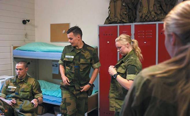 노르웨이는 2016년부터 여성징병제가 도입됐다. 사진은 노르웨이 육군 여성 신병이 남성 신병과 함께 내무반에서 생활하는 모습. /조선일보 DB