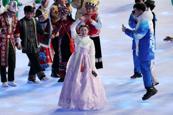 2월 4일 중국 베이징 국립경기장에서 열린 2022 베이징 동계올림픽 개회식에서 조선족 대표로 참가한 중국인 공연자가 한복을 입고 관객을 향해 손을 흔들고 있다. 베이징=연합뉴스
