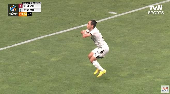 전북 현대 문선민이 22일 비셀 고베와의 아시아 챔피언스리그 8강전에서 골을 넣은 뒤 관제탑 세리머니를 펼쳤다. 사진 tvn 스포츠 중계 캡처